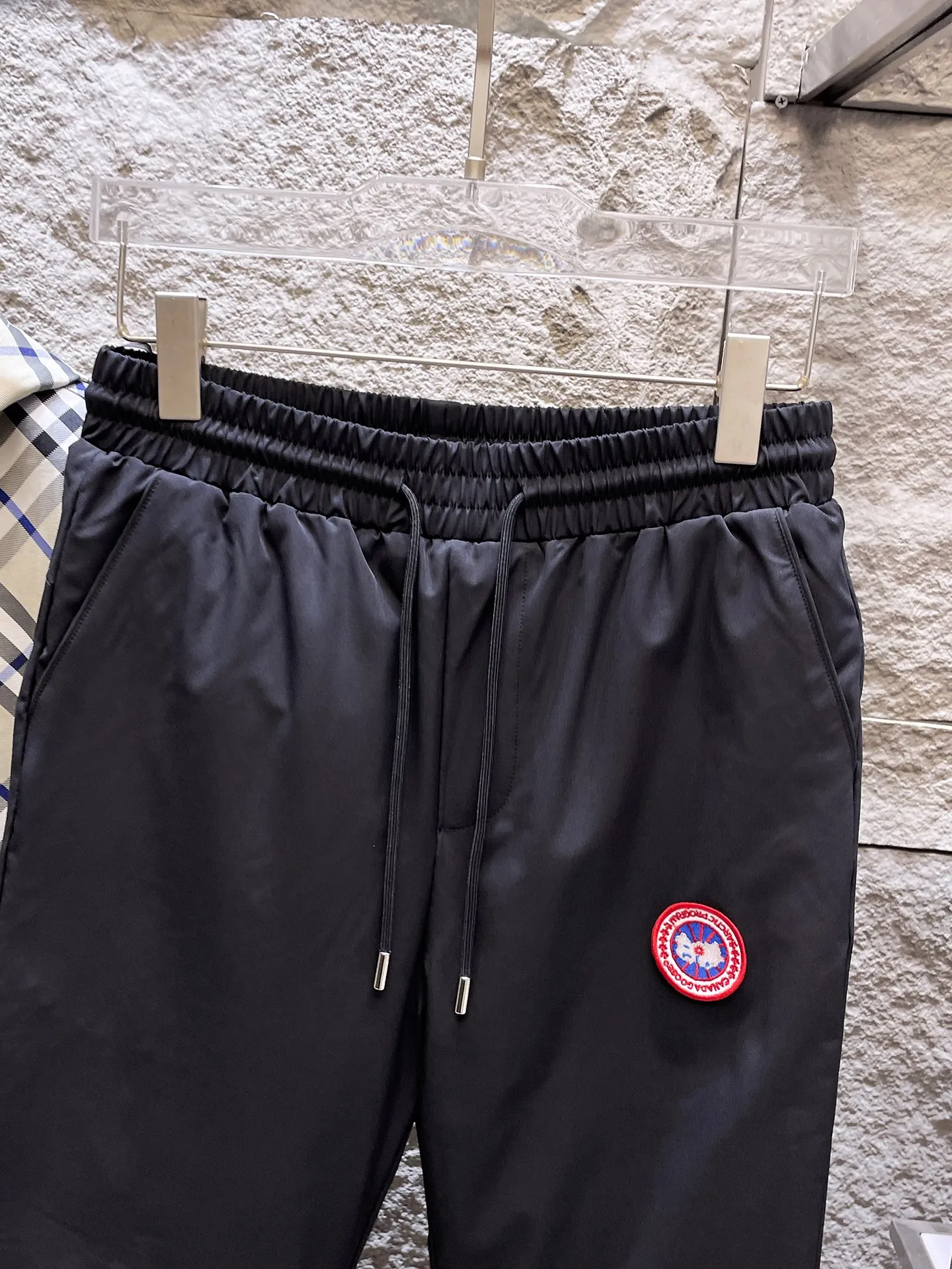 P490 Big Goose🇨🇦🌹25 new autumn and winter thickened warm down pants are here🔥Winter essential outdoor windproof, lockable and warm. Made of professional-grade outdoor windproof, waterproof and breathable fabric. Lining 90% white duck down filling. Lightweight design. Lightweight and warm. Seamless gluing process on the inside. Made of light and gall-free anti-drilling fabric to effectively prevent velvet running. Original hardware accessories. Classic logo matching. Simple and versatile, the upper body is stylish and not bloated. The style is the same for men and women! Size: M-3XL.